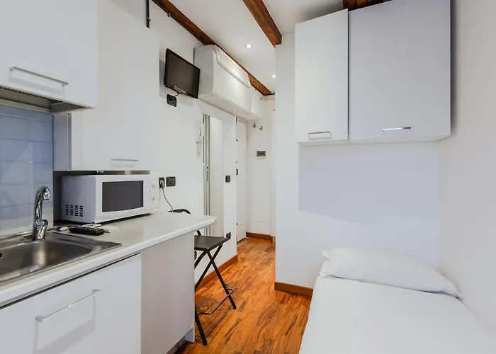 Guesthost - Sant Ambrogio Lovely Flat